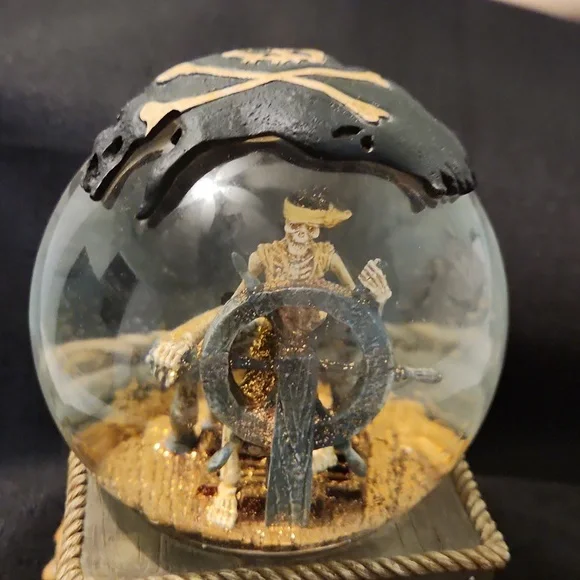 WALT DISNEY PIRATES ☠️ OF THE CARIBBEAN SNOW GLOBE. SKELETON SHIP WHEEL GLITTER - Picture 3 of 10